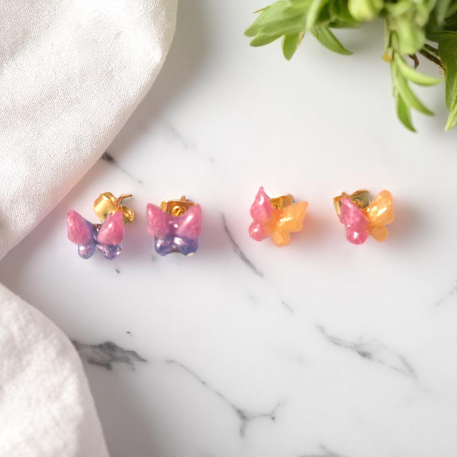 Boucles D'oreilles - Papillons multicolores sur clous – Image 3