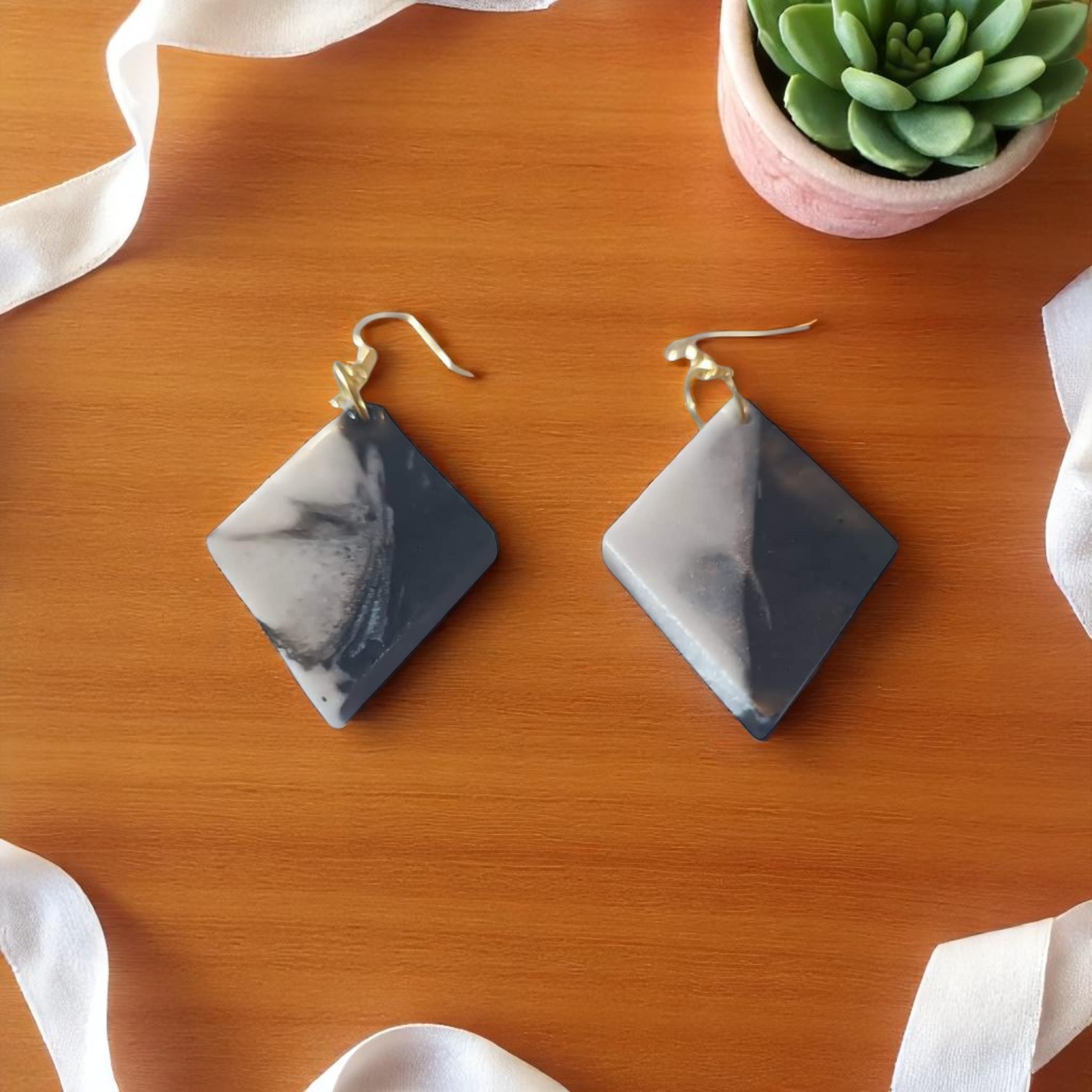 Boucles D'oreilles - Losange Noir et Blanc – Image 2